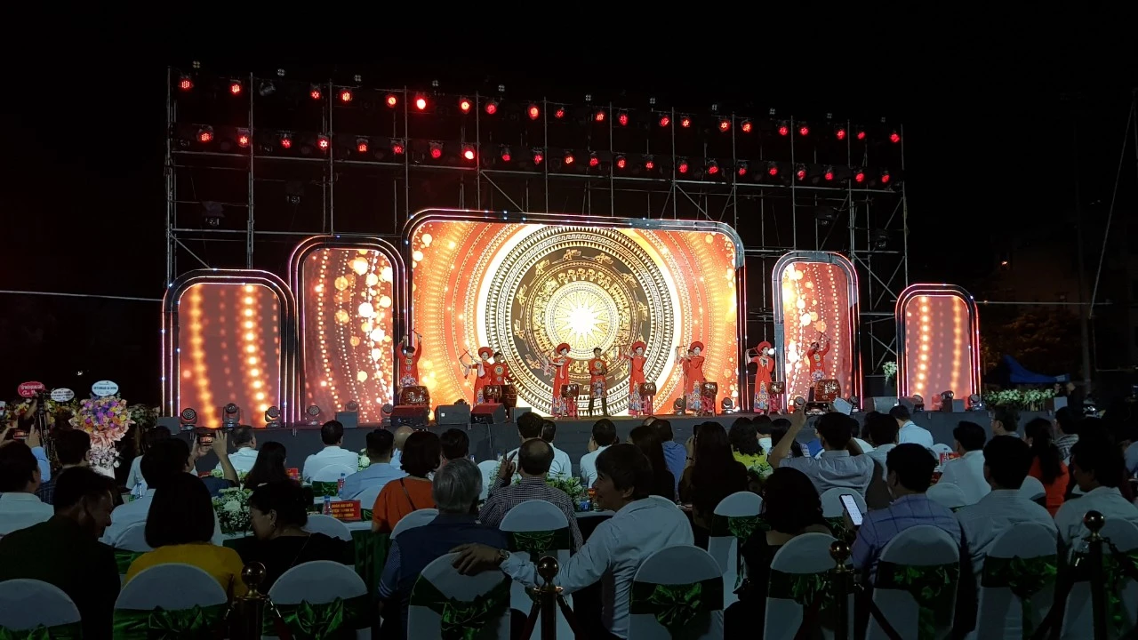 Hải Dương: Chật kín phố đi bộ, chợ đêm Bạch Đằng ngày khai trương