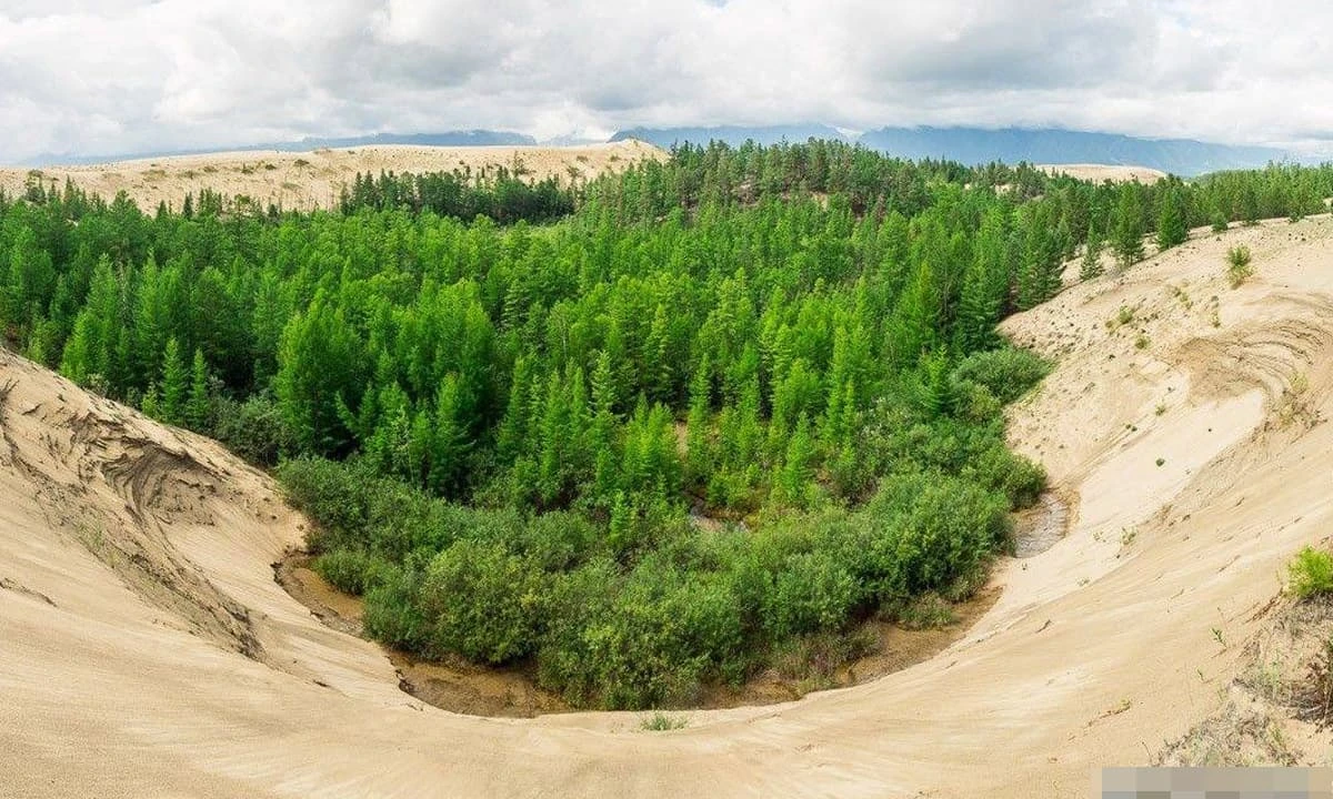 Sa mạc kỳ lạ nhất, bao quanh bởi những ngọn núi phủ đầy tuyết