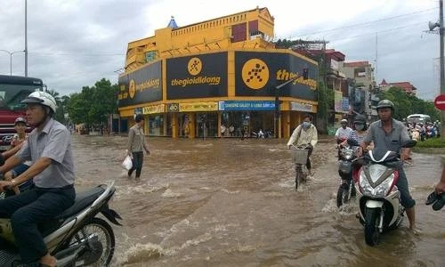 Cảnh người dân Hải Dương đi phố như lội sông sau bão