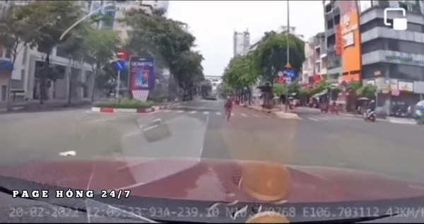 Lao vào đầu ô tô giở chiêu 'ăn vạ', người phụ nữ nhận cái kết Lao vao dau o to gio chieu 'an va', nguoi phu nu nhan cai ket