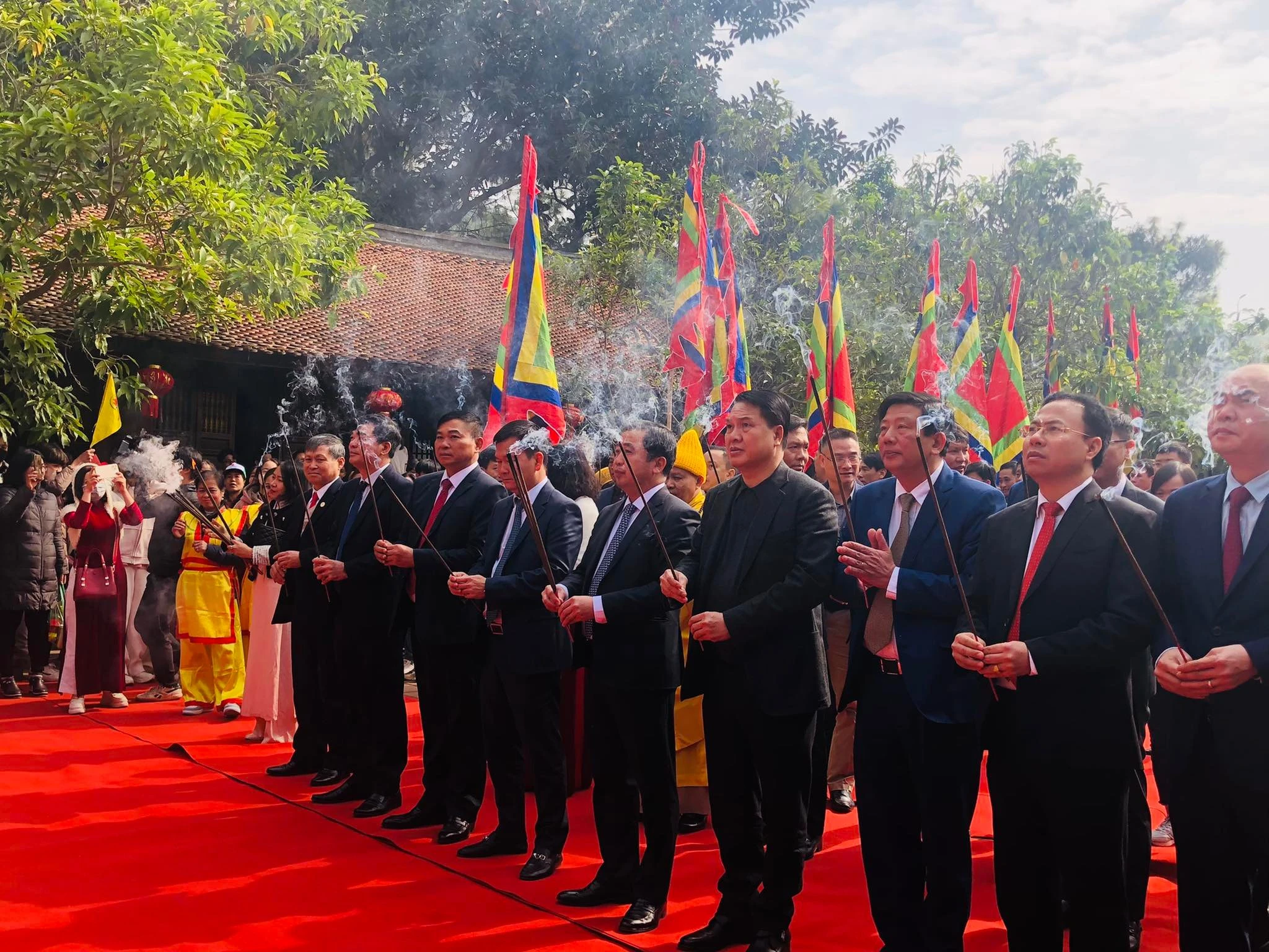 Bí thư Hải Dương khai bút đầu Xuân tại Đền thờ Chu Văn An