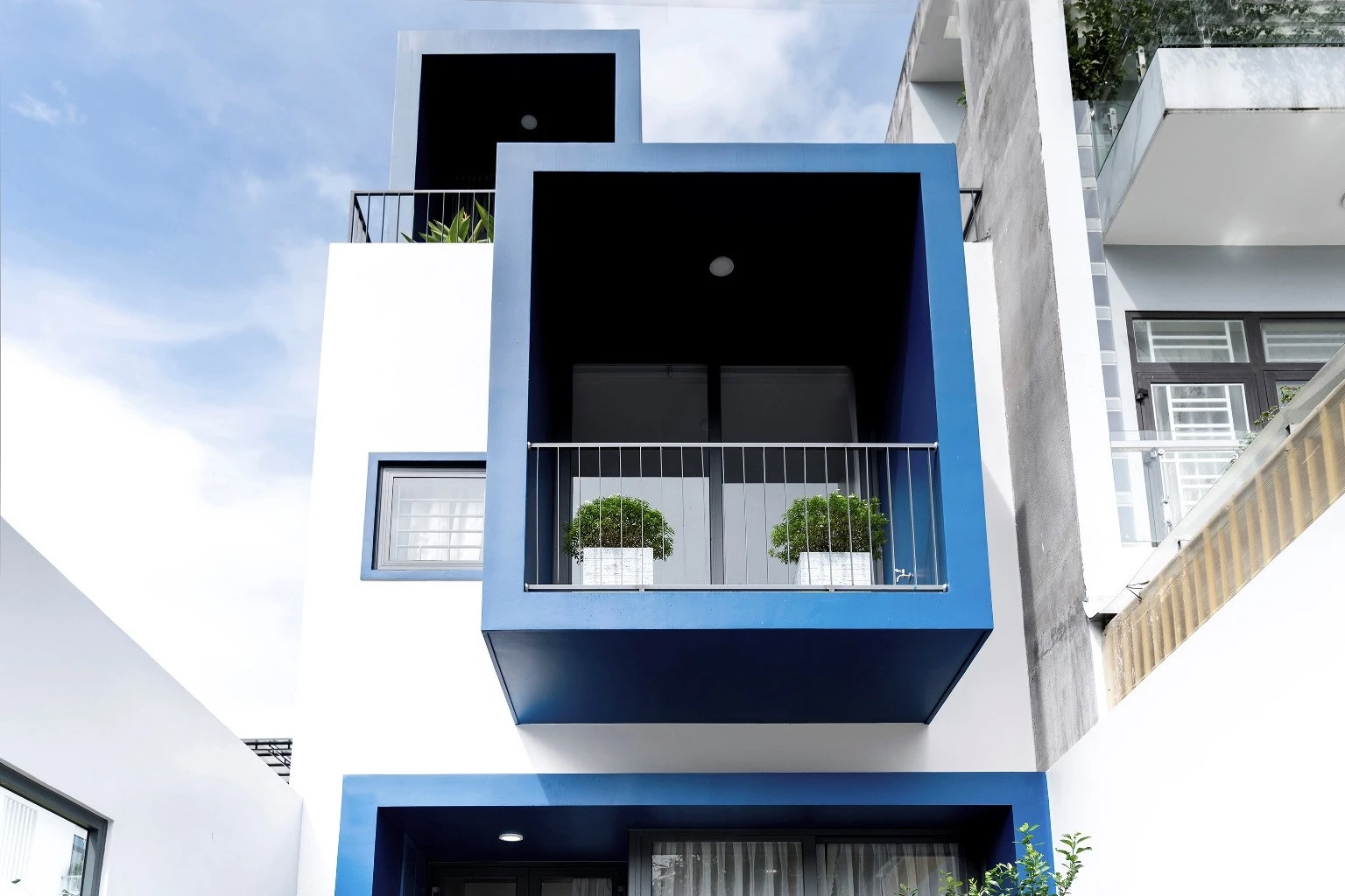  Nhà 3 tầng thiết kế "khung rỗng" kết nối không gian trong và ngoài