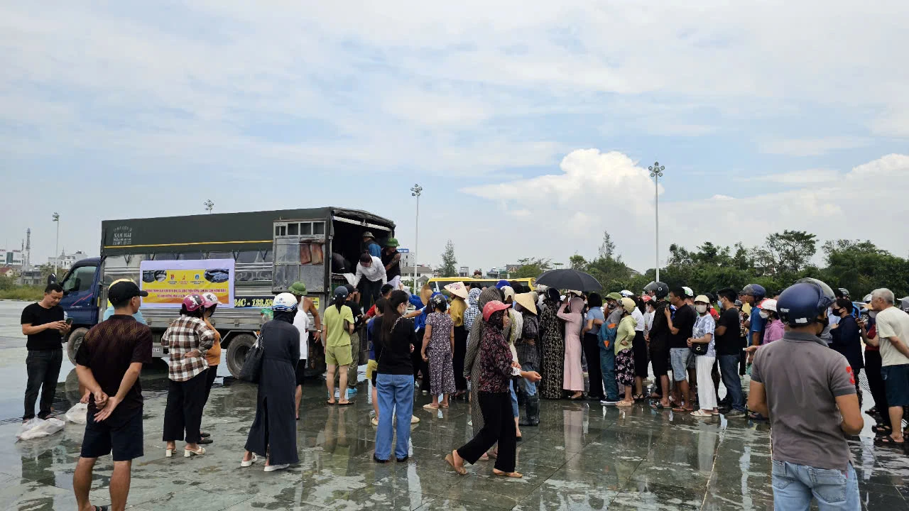 Hải Dương: Người dân xếp hàng dài giải cứu tiêu thụ cá lồng