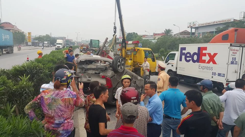 Hiện trường container tông ô tô lật ngửa, 5 người thoát chết