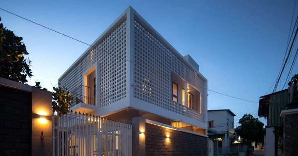 Nhà 2 tầng độc đáo với thiết kế gạch hoa gió kiểu "lồng đèn"