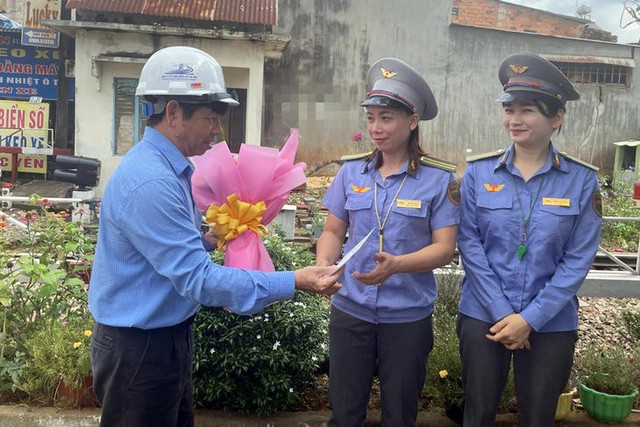 Đại diện CTCP đường sắt Sài Gòn khen thưởng 2 nhân viên gác chắn. Ảnh: A.X aa1l4cwt.jpg
