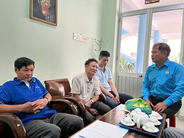 Ông Đào Lộc (áo ghi) làm việc với Nghiệp đoàn Xích lô Nha Trang và gửi lời xin lỗi đến du khách ong-dao-loc-min.jpg