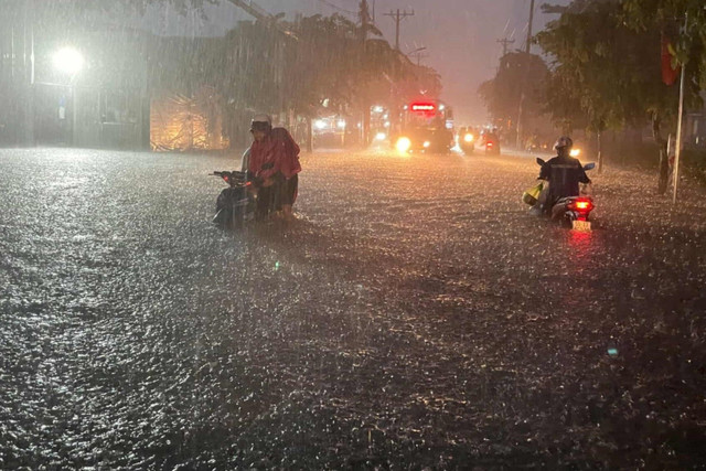 Hàng loạt xe chết máy được người dân dẫn bộ qua đoạn đường ngập đường Tô Ngọc Vân. Ảnh: TK. 526963342-24881593441441676-7862409933916801334-n-2821.jpg