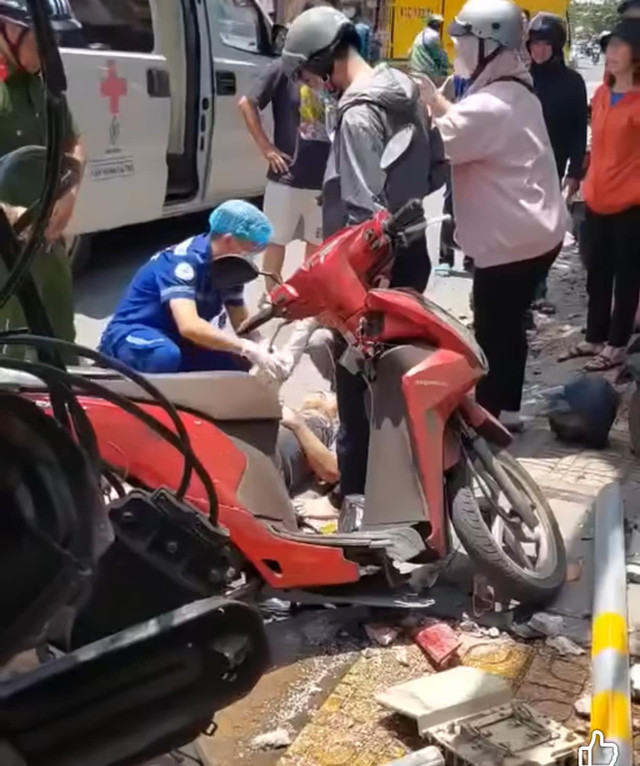 Những hình ảnh được người dân ghi lại tại hiện trường vụ tai nạn. Những hình ảnh được người dân ghi lại tại hiện trường vụ tai nạn.