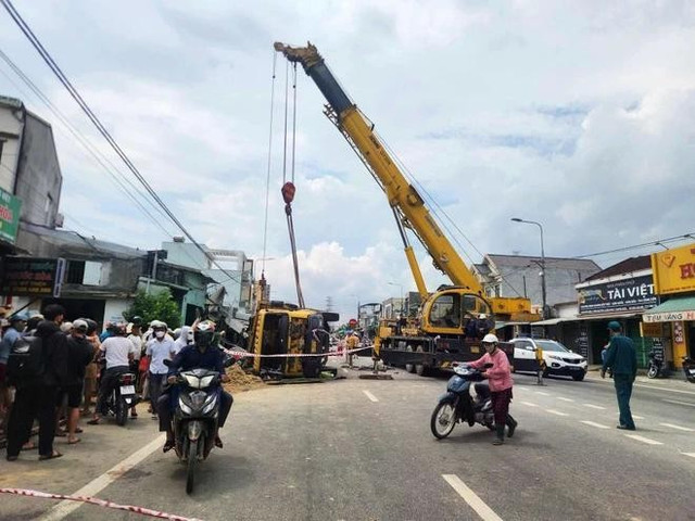 Nhiều người dân tập trung theo dõi vụ việc. Nhiều người dân tập trung theo dõi vụ việc.
