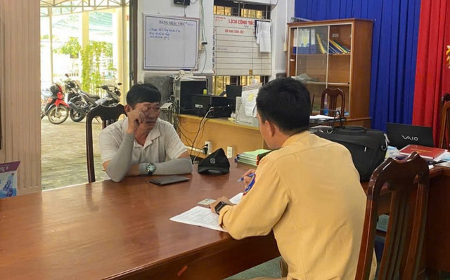 Ông Nguyễn Văn Thanh thừa nhận hành vi vi pham khi làm việc với Đội CSGT đường bộ khu vực Khánh Vĩnh. Ông Nguyễn Văn Thanh thừa nhận hành vi vi pham khi làm việc với Đội CSGT đường bộ khu vực Khánh Vĩnh.