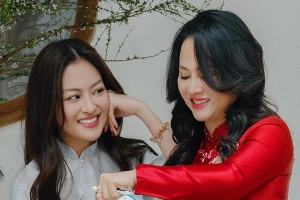 Diễn viên Thùy Anh khoe mẹ ruột đẹp dịu dàng nền nã trong tà áo dài