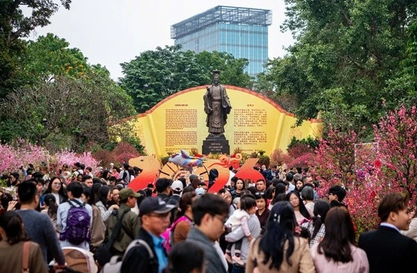 Trung tâm Hà Nội ken đặc người những ngày đầu năm mới