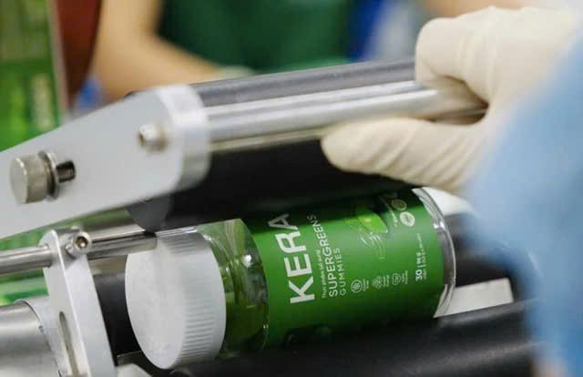 Kẹo rau củ Kera có chứa chất sorbitol là chất nhuận tràng chiếm tỷ lệ 35% trong thành phần. tien-2.jpg