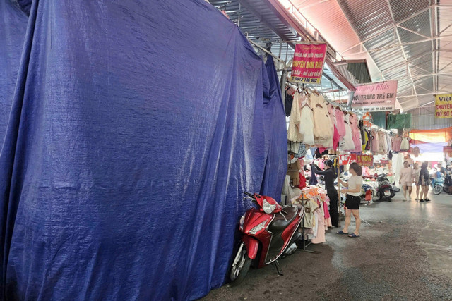 Đa phần hàng hóa tại chợ đều được nhập từ các chợ đầu mối, bán lại với số lượng nhỏ lẻ. 1b.jpg
