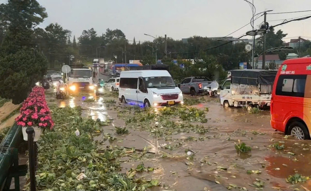 Mưa lớn gây ngập úng cục bộ nhiều khu vực tại Đà Lạt 3.jpg