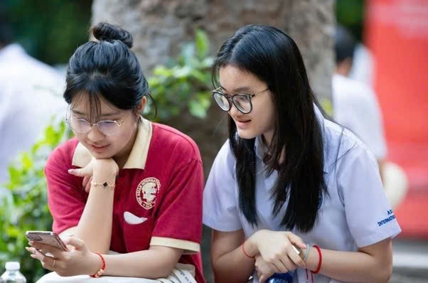 TP.HCM dự kiến cấm học sinh dùng điện thoại ở trường. Ảnh: Phương Lâm. 1-6925.jpg