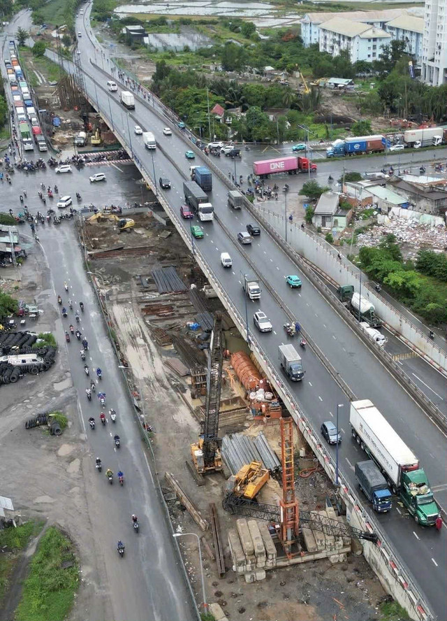 Hiện trường sập cần cẩu thi công dự án nút giao Mỹ Thuỷ với kinh phí 3.400 tỷ đồng. Ảnh: TK. cc.jpg