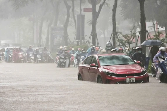 Hà Nội ngập trong "biển nước" sáng 26/8, sinh hoạt đảo lộn