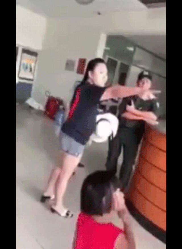 Nữ công an mạt sát nhân viên hàng không, quậy sân bay Tân Sơn Nhất bị đề xuất cấm bay Nu cong an mat sat nhan vien hang khong, quay san bay Tan Son Nhat bi de xuat cam bay