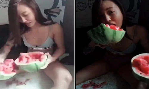 Video: Gái xinh dùng đùi bổ dưa khiến mày râu choáng váng