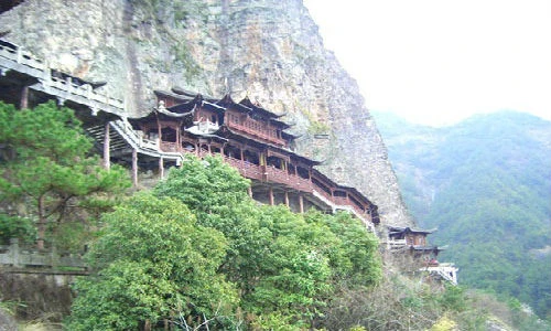 Kiến trúc độc của những ngôi chùa lưng chừng vách núi 