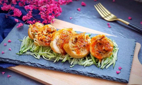 Độc đáo món cơm rang nhồi đùi gà rút xương