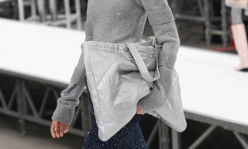 Phát hoảng với chiếc túi thời trang nhìn như làn đi chợ