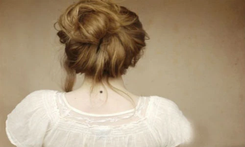 Đoán giải phúc họa qua nốt ruồi khổ tình sau gáy