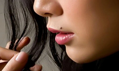 Đàn bà có nốt ruồi này, tình duyên lận đận trăm bề