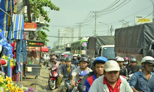 Dòng người đi tảo mộ, về quê nghỉ Tết, cửa ngõ Sài Gòn kẹt cứng