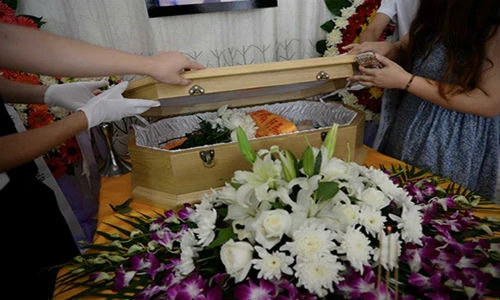 Chi 1.200 USD để tổ chức đám tang cho chó cưng