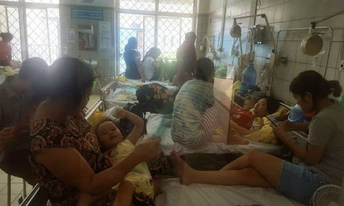 Mẹ bế con vạ vật chờ khám trong cái nắng nóng 42 độ