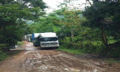 Tận mục hàng trăm xe gỗ khủng “né” chốt kiểm tra