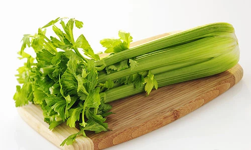 Mẹo ổn định huyết áp, hạ mỡ máu, bảo vệ gan bằng cần tây