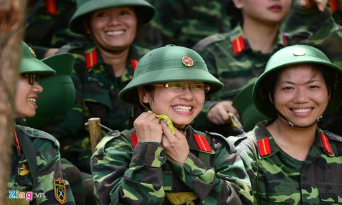 Xem các người đẹp công sở tập bắn súng trường AK