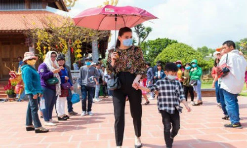 Hồ Ngọc Hà đưa Subeo đi viếng đền thờ của Hoài Linh ngày Tết