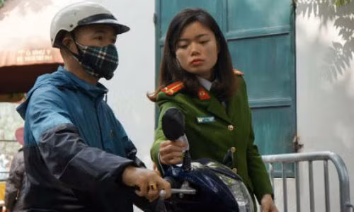 Nữ cảnh sát trông xe miễn phí ở Phủ Tây Hồ