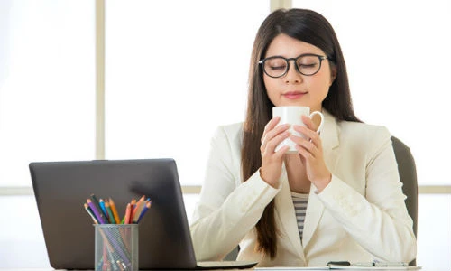 Làm dịu tức thì triệu chứng khô, mỏi mắt cho dân văn phòng