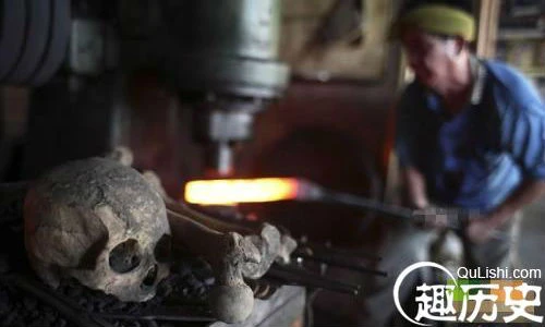 Gặp dị nhân đúc kiếm từ xương người trong truyền thuyết