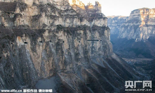 Kiệt tác đường xuyên núi đá có một không hai ở TQ