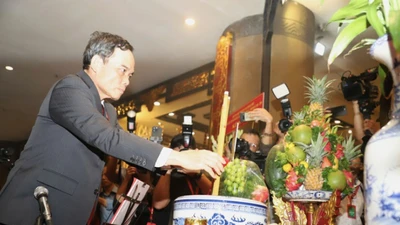 Đoàn đại biểu Đại hội Đảng bộ TPHCM dâng hương tưởng nhớ các Vua Hùng