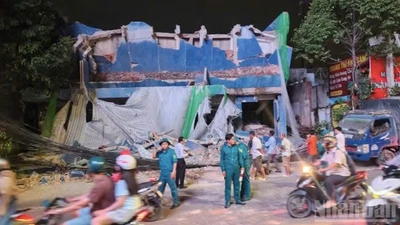 Vụ tháo dỡ rạp Thanh Bình: Bê tông rơi đè gãy trụ điện, nhiều hộ dân bị ảnh hưởng