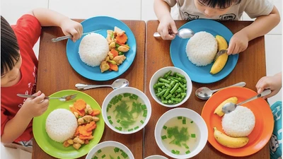 Vì sao các trường 'gộp thầu' và chỉ định một nhà cung cấp thực phẩm cho cả năm học?