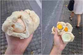 Cô gái sụp đổ khi cắn phải thứ trong bánh bao phiên bản giới hạn