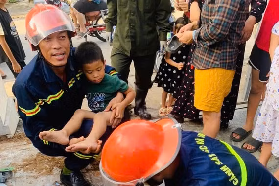 Gần hai giờ giải cứu cháu bé mắc kẹt trong ống nước