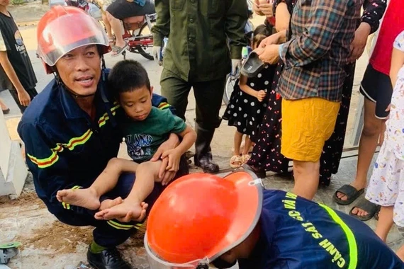 Gần hai giờ giải cứu cháu bé mắc kẹt trong ống nước