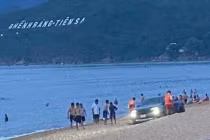  Xử phạt tài xế lái ô tô xuống bãi biển ở Bình Định