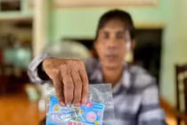 Công ty XSKT Gia Lai đã trao thưởng cho người có vé số trúng độc đắc bị rách