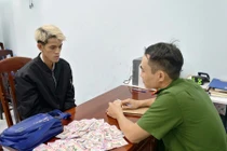 Đối tượng cướp giật bị bắt cùng tang vật. Ảnh CA